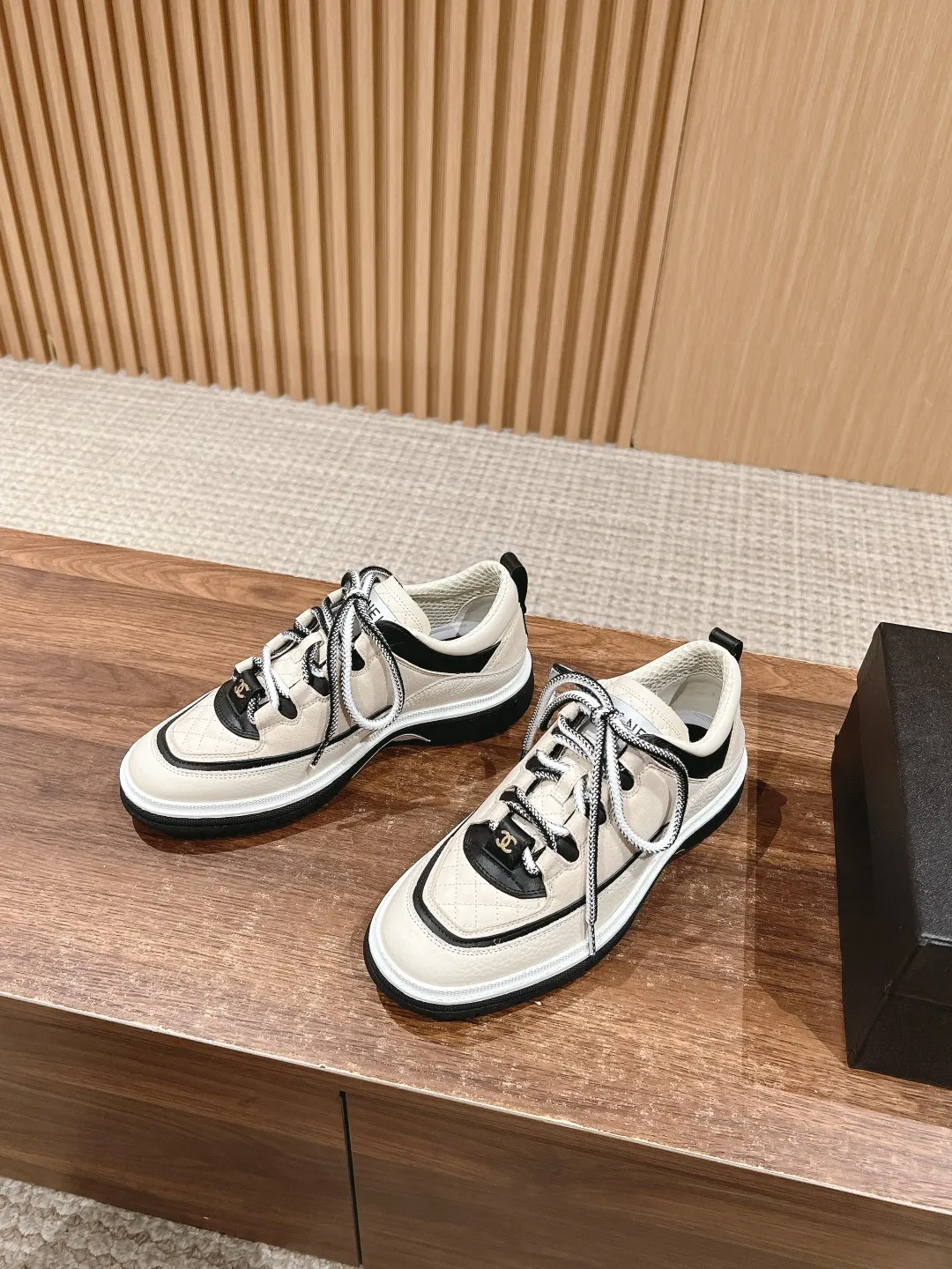 👟👟Ex-factory price 560👟👟 𝐂𝐇𝐀𝐍𝐄𝐋 Chanel’s new Milan catwalk sneakers, double C square round toe lace-up casual shoes, trendy shoes. This style is definitely Xiaoxiang’s hottest thing this season. You can’t buy this series at the counter. I wish I could weld it on my feet. It’s easy to wear and unique. It’s different from the previous style. It doesn’t have a big logo. Low-key and high-end. The light British-style square toe and the softness of the rhombus are perfectly blended together. There is a feeling that 1️⃣➕1️⃣ is greater than 3. The classic contrasting color combination is brilliant and not obtrusive. It can be paired with short skirts, shorts, denim, and trendy clothes. The sense of fashion is instantly improved by several levels. Upper: cowhide stitched with suede. Inner: breathable mesh. Sole: Original molded 𝐓𝐏𝐔 outsole Heel height: 4𝐂𝐌 Size: 35-40